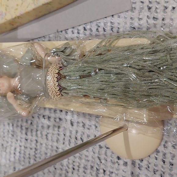 Vintage: Tasseltiques "Putting On The Ritz" by Popular Imports hanging doll. - Picture 13 of 16